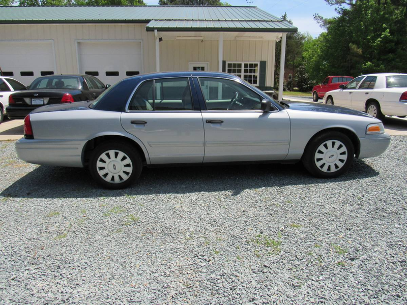 Illustration for article titled At $3,975, Could This 2011 Ford Crown Vic Interceptor Be Your Blue Light Special?